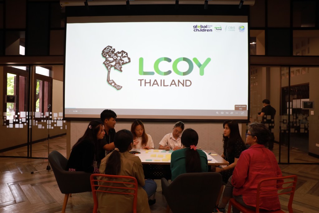 จับกลุ่มระดมความคิดและแลกเปลี่ยนความคิดเห็น