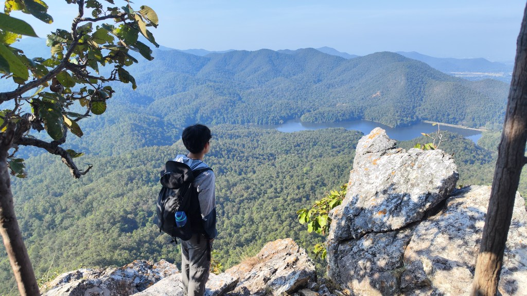 วิวทิวทัศน์ของอ่างเก็บน้ำ เมื่อมองมาจากบนดอย